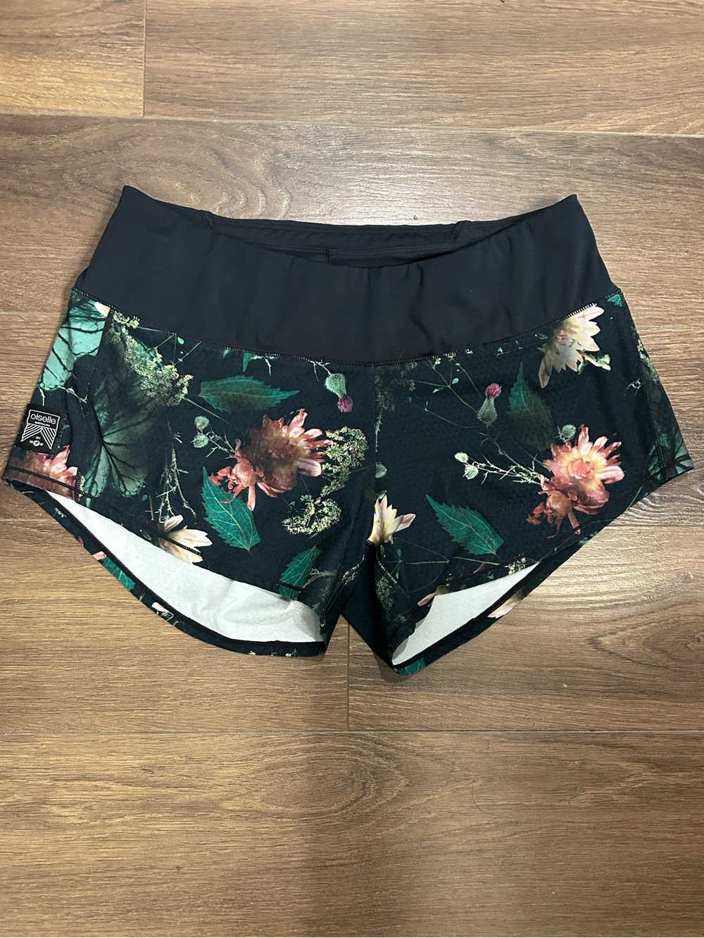 Oiselle Mac Roga running shorts Size 6 black mood floral thistle print black